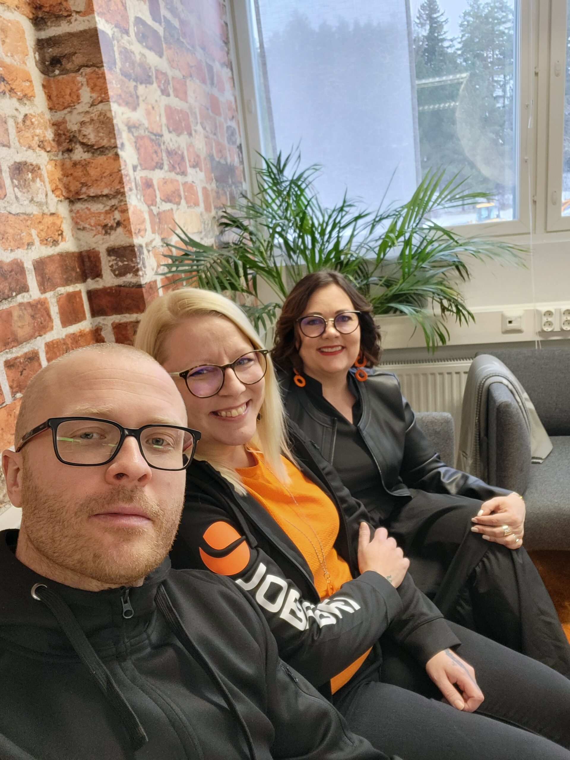 Kolme Jobparin työntekjää poseeraa kameralle