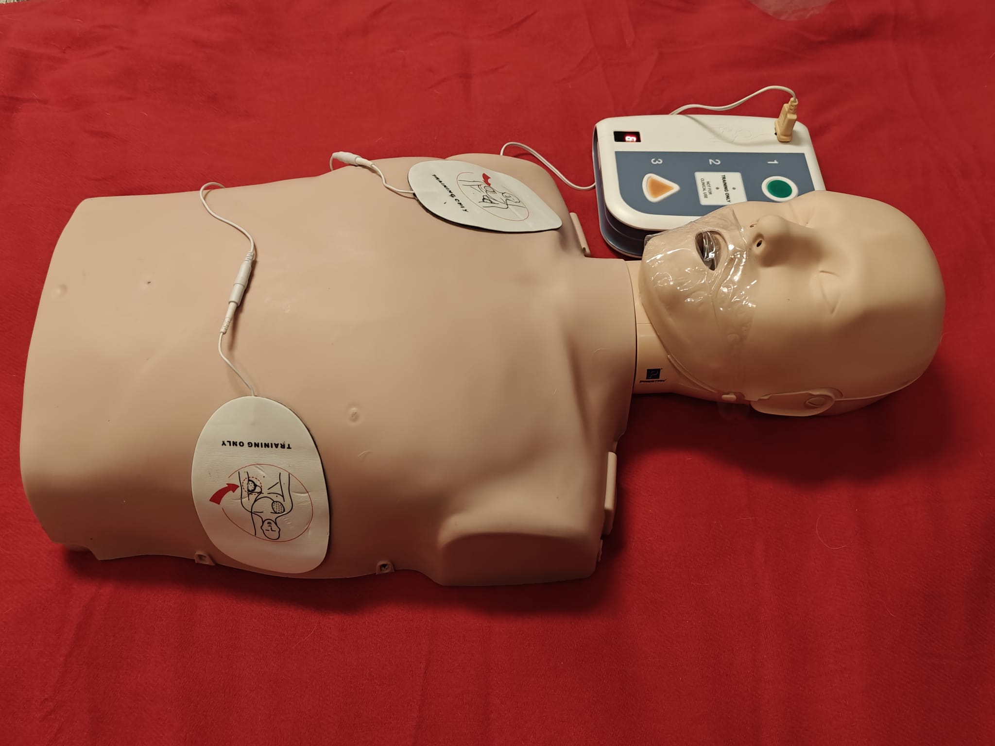 Defibrillaattorin käytön harjoittelua