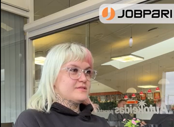nainen haastateltavana