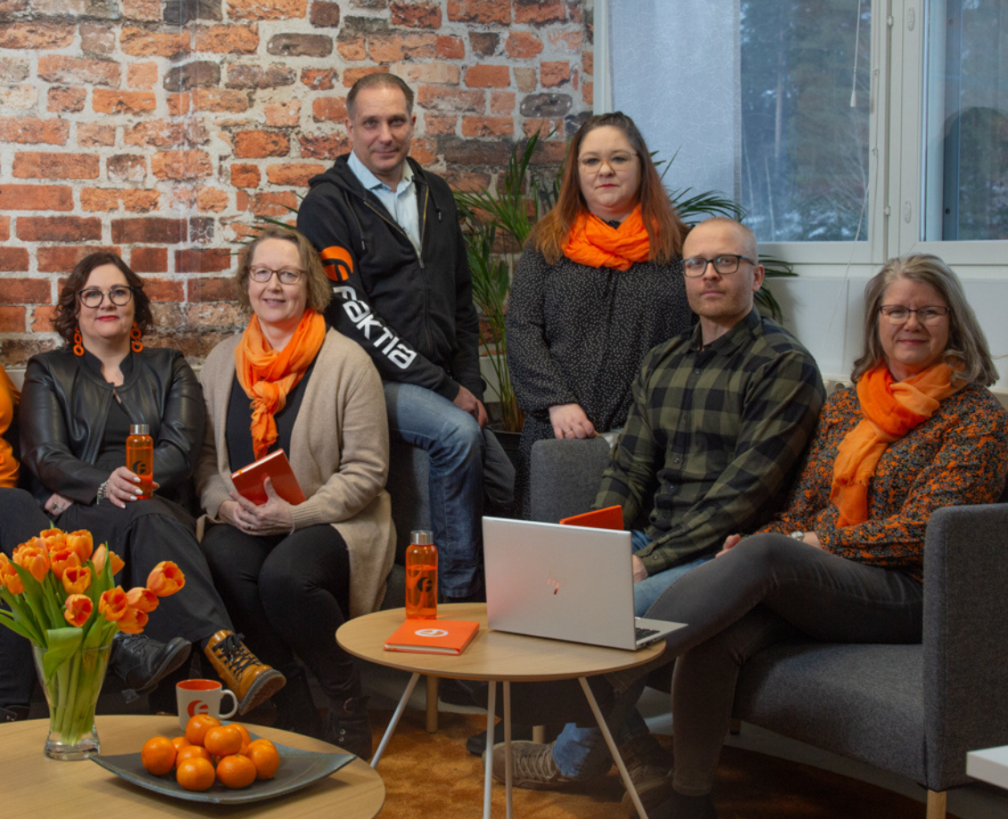 Ryhmäkuva hymyilevistä ihmisistä