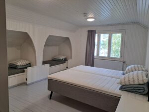 Honkapirtin yläkerran makuuhuone