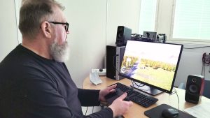 Opettaja testaa dronesimulaattoria