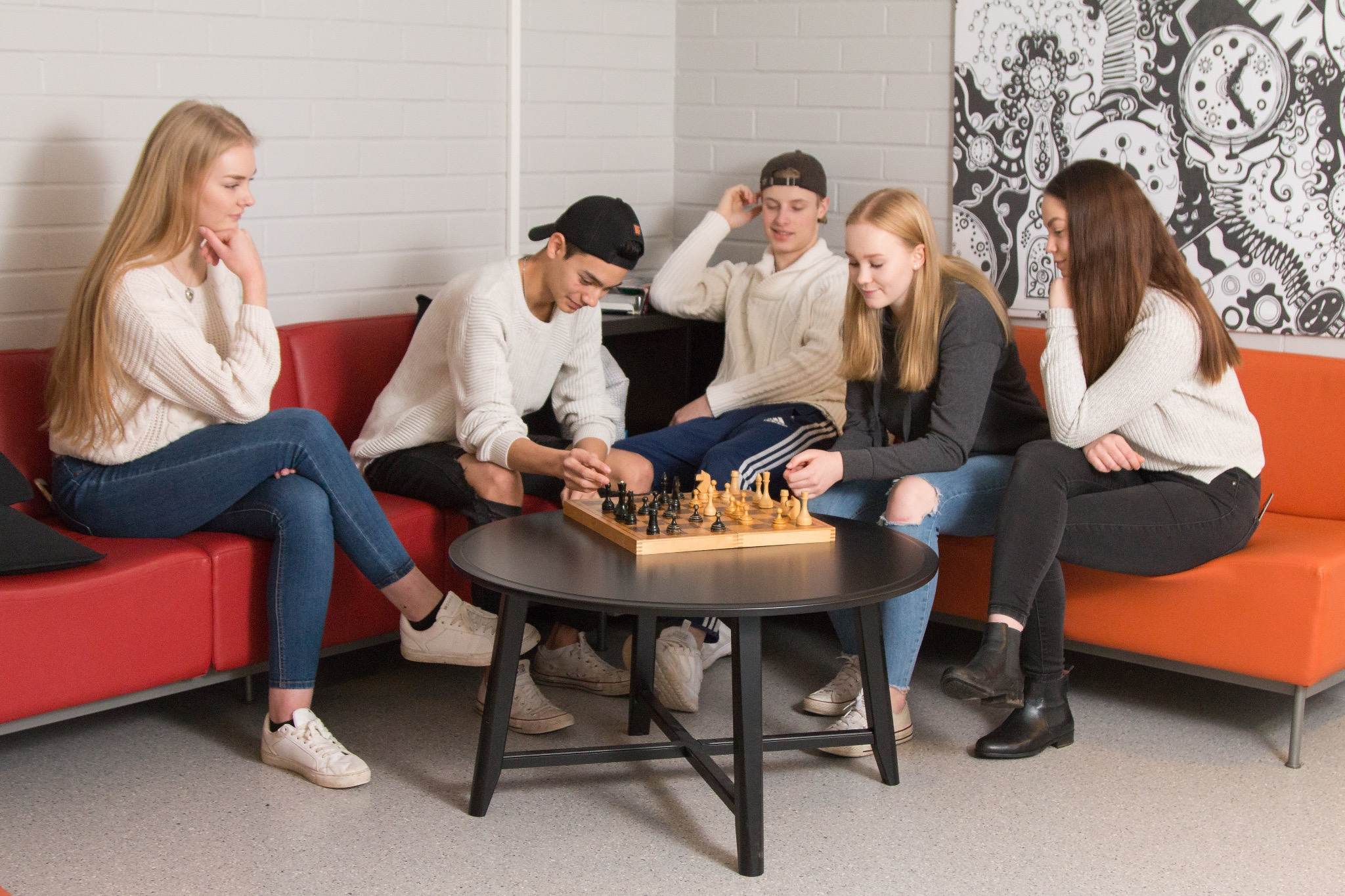 opiskelijat pelaavat shakkia välitunnilla