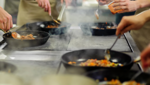 kokkiopiskelijat tekevät ruokaa