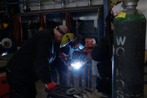Opiskelijat hitsaamassa