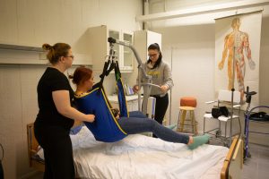 lähihoitajaopiskelijat opettelemassa käyttämään laitteita