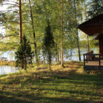 Honkasauna ja sen edessä oleva ranta