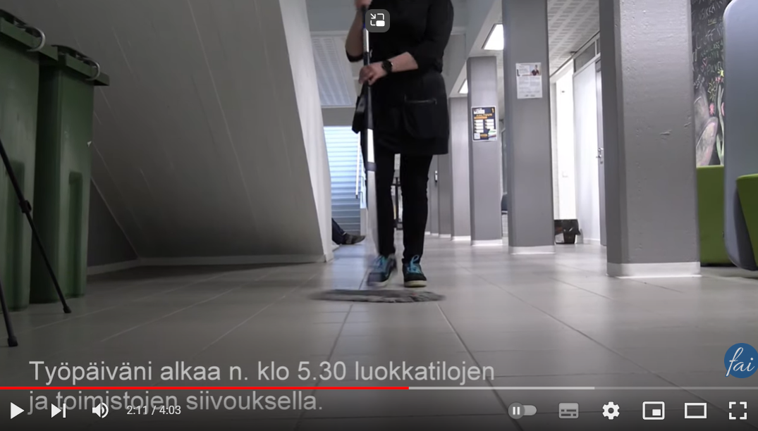 Kuvakaappaus videosta jossa esitellään meitä työnantajana, kuvassa siivooja pyyhkii lattiaa